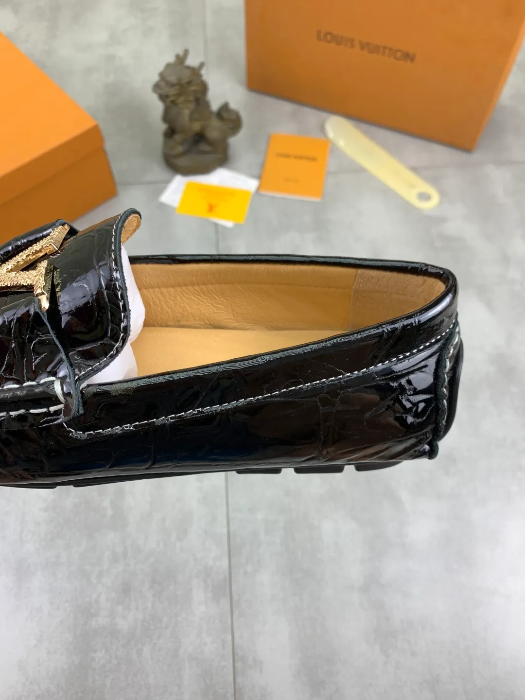 Men's men's shoes 💰P360💰【New style】🆘 🔥🆕【Louis Vuitton】LV Hong Kong high-quality beanie shoes. Loaf style for lazy people. This fabric is made of 🇮🇹 imported Italian first-layer cowhide➕full first-layer pigskin lining. The lining is more high-end. The original non-slip and wear-resistant rubber outsole is the only choice for driving. Size: 38-45. 4️⃣colors available.